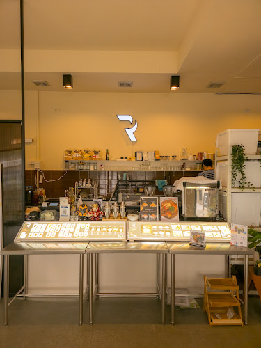 R space cafe & eatery - การบริการอาหารและที่พัก