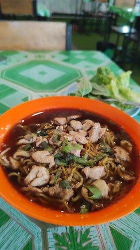 ก๋วยเตี๋ยวเรือ 12 เหรียญ ป่าตอง - การบริการอาหารและที่พัก