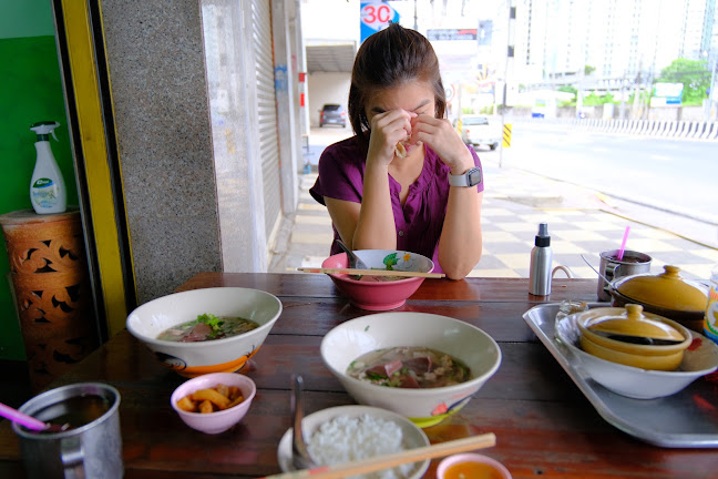 ร่มฉัตร - การบริการอาหารและที่พัก