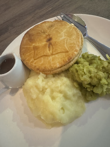 Hole in One Sports Bar & One Shot Cafe Korat - การบริการอาหารและที่พัก