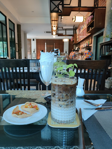 PhumPhor Coffee​ Restaurant​ ภูมิพ่อ คอฟฟี่เรสเตอรองท์ - การบริการอาหารและที่พัก
