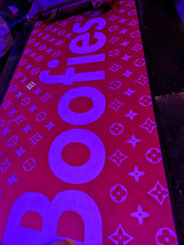 Boofies Soi 6 - การบริการอาหารและที่พัก