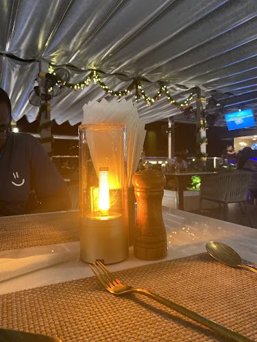 Opinii despre Khubani Rooftop Bar and Restaurant خوباني în อำเภอกะทู้ - การบริการอาหารและที่พัก