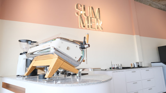 Summer lang-naam-glaang - การบริการอาหารและที่พัก