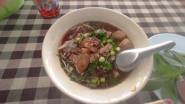 Opinii despre ร้านก๋วยเตี๋ยวเนื้อตุ๋นยาจีนต้นมะขามกรมชล în อำเภอปากเกร็ด - การบริการอาหารและที่พัก