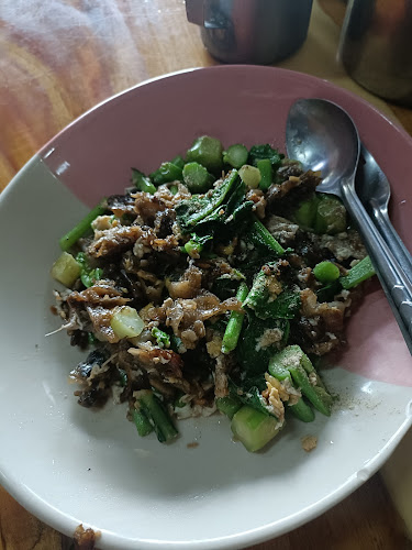 Comentarii opinii despre ติ๋ม ราดหน้าไก่ไทย คะน้ากรอบ