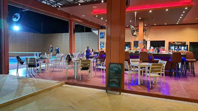 Shark Bites - Pool Bar and Pickleball - การบริการอาหารและที่พัก