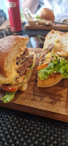 Burger Saloon - การบริการอาหารและที่พัก