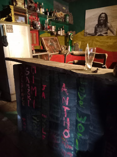 Marley Bar - การบริการอาหารและที่พัก