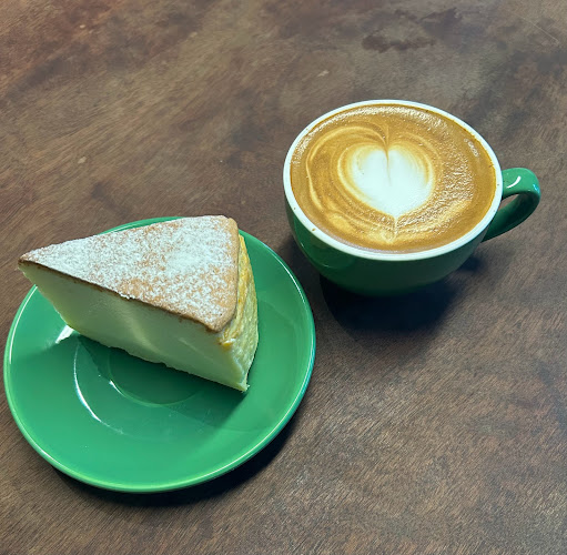 Mighty Coffee Ubon , ไมตรี คอฟฟี่ - การบริการอาหารและที่พัก