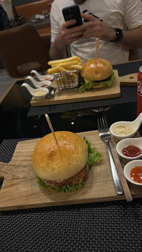 Opinii despre Burger Saloon în อำเภอกะทู้ - การบริการอาหารและที่พัก