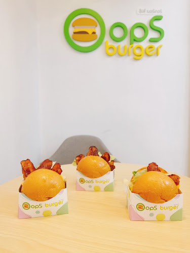 OopS burger สาขาปทุมทอง พิษณุโลก - การบริการอาหารและที่พัก