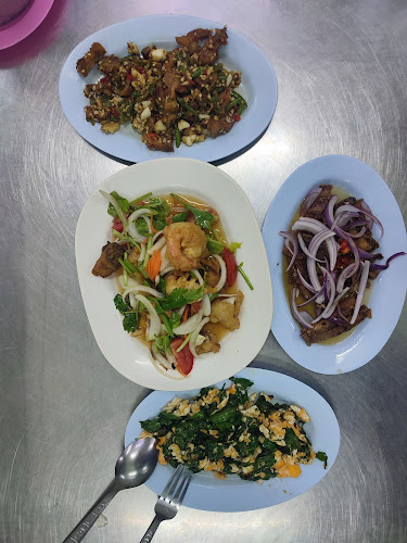 ข้าวต้มพี่ดำ (ข้าวต้ม ซอย 3) - การบริการอาหารและที่พัก