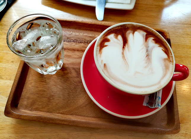 AVA Cafe & Eatery - การบริการอาหารและที่พัก