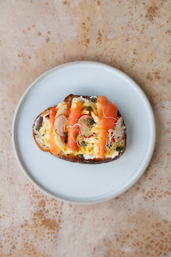 Coco's Nai Harn Cafe - การบริการอาหารและที่พัก