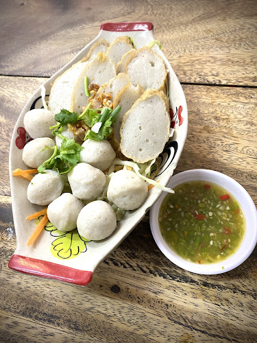 ร้านเย็นตาโฟราตรี - การบริการอาหารและที่พัก