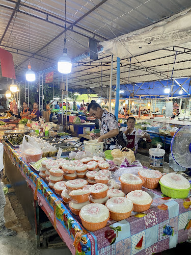 ตลาดเจ๊ผ่อง - การบริการอาหารและที่พัก