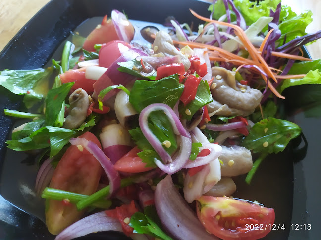 สวนผู้พันเมืองย่า ผู้พันตำแซ่บ - การบริการอาหารและที่พัก