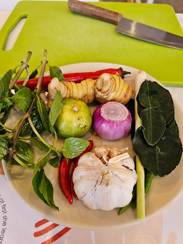 ร้านอาหาร และโรงเรียนสอนทำอาหารไทย ปุ้ม - อำเภอกะทู้