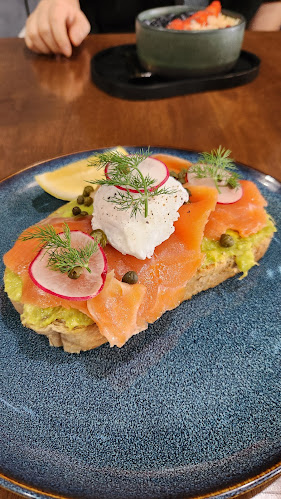 Opinii despre Crème Café Phuket în อำเภอเมืองภูเก็ต - การบริการอาหารและที่พัก