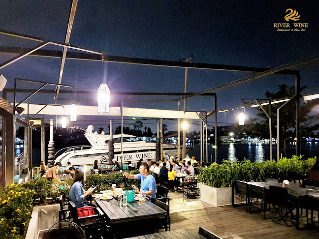 River Wine Restaurant&Karaoke - การบริการอาหารและที่พัก