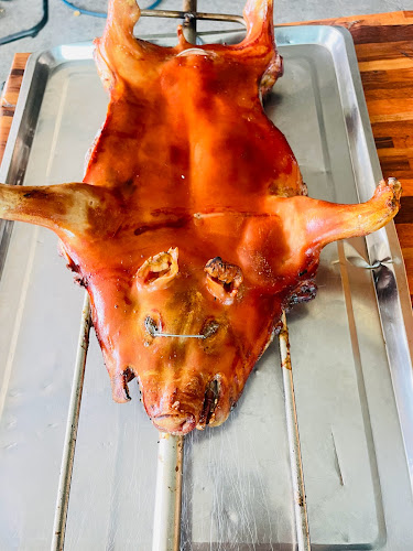 บ้านหมูหัน พัทยา - การบริการอาหารและที่พัก