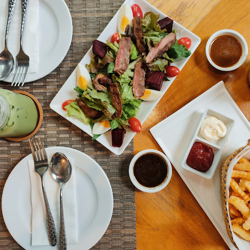 เรนฟอร์เรสคาเฟ่ พัทยา - การบริการอาหารและที่พัก