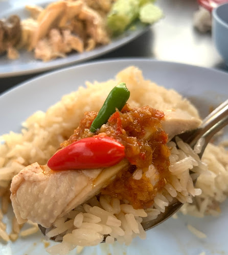 Comentarii opinii despre ข้าวมันไก่สุโขทัย ข้าง 7-11 ปากซอยพระตำหนัก 3