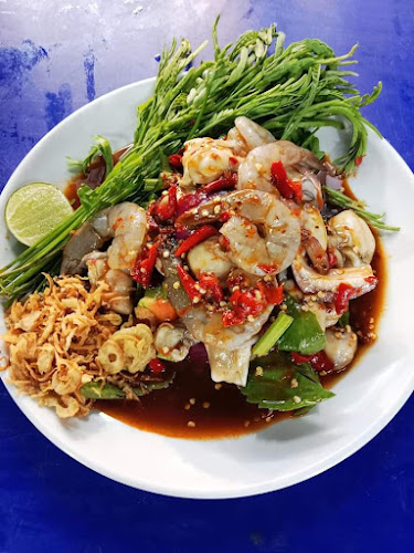 ยำรสเด็ดตลาดโต้รุ่งโสภณพัทยาใต้ - การบริการอาหารและที่พัก