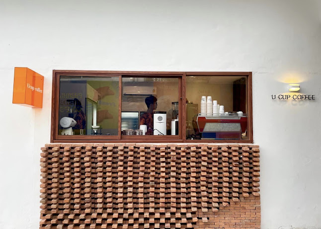U Cup Coffeebar x Specialty Coffee (ยูคัพ คอฟฟี่บาร์ เอ็กซ์ สเปเชียลตี้คอฟฟี่) - การบริการอาหารและที่พัก