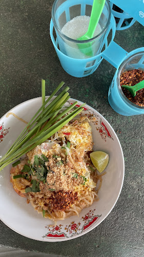 ผัดไทยป้าเป้า สถานีรถไฟนครสวรรค์ - การบริการอาหารและที่พัก