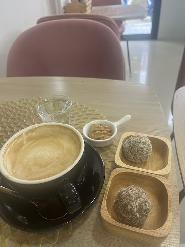 ฮ๊อป ชาเฟ่ สาขานาบอนฉลอง ภูเก็ต - การบริการอาหารและที่พัก