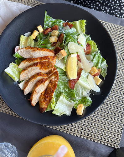 Two Chefs Kata Beach - การบริการอาหารและที่พัก