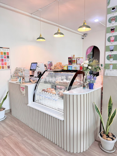 Shalala Cafe' X Studio (ชาลาล่า คาเฟ่) - การบริการอาหารและที่พัก