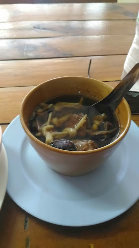 พัทยาสไลซ์ชิคเค่นแอนด์แฟตตี้ไรซ์ - การบริการอาหารและที่พัก