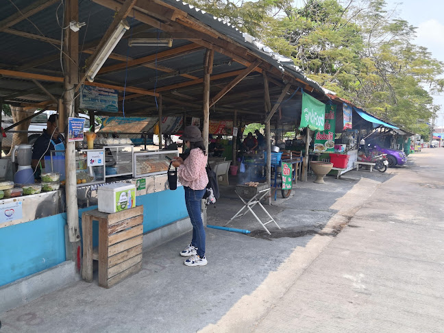 ศูนย์รวมอาหารอิสลามแยกทางรถไฟ พัทยา - การบริการอาหารและที่พัก