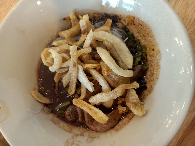 โกบอยก๋วยเตี๋ยว​เรือคลองสอง - การบริการอาหารและที่พัก