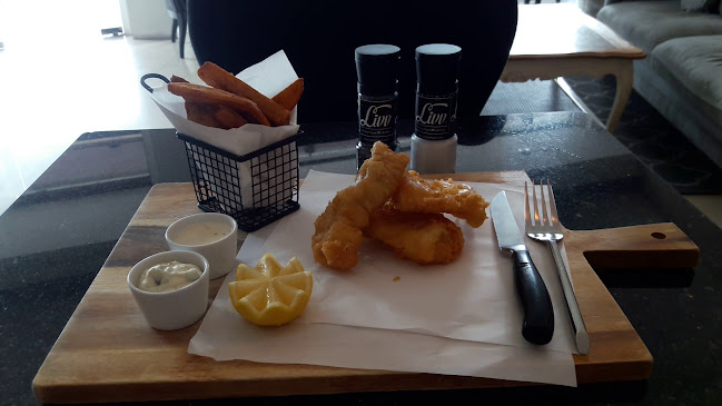 Livv Cafe' & Restaurant Pattaya - การบริการอาหารและที่พัก