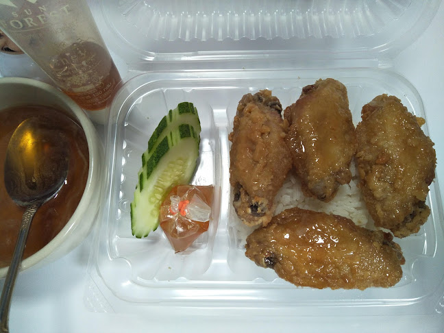 Small Table Food and Beverage - การบริการอาหารและที่พัก