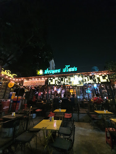 อ่าวอุดมสโมสร - การบริการอาหารและที่พัก