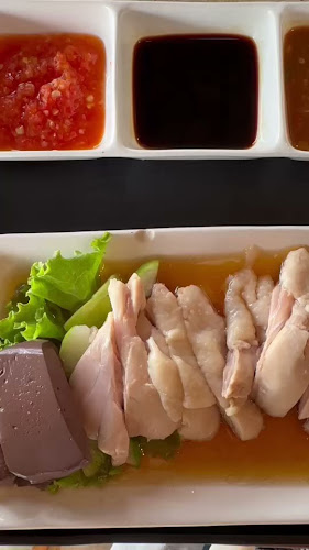 ขวัญใจข้าวมันไก่สิงคโปร์ - การบริการอาหารและที่พัก