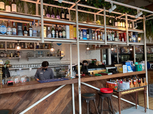 IMPACT Lakefront - การบริการอาหารและที่พัก