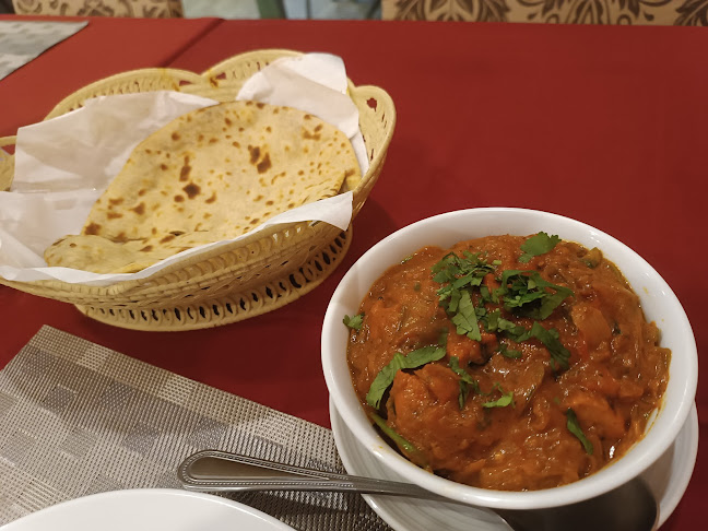 Suraj Indian Restaurant Kamala - การบริการอาหารและที่พัก