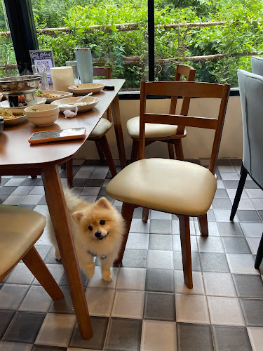 Behind Bar&Bistro - การบริการอาหารและที่พัก