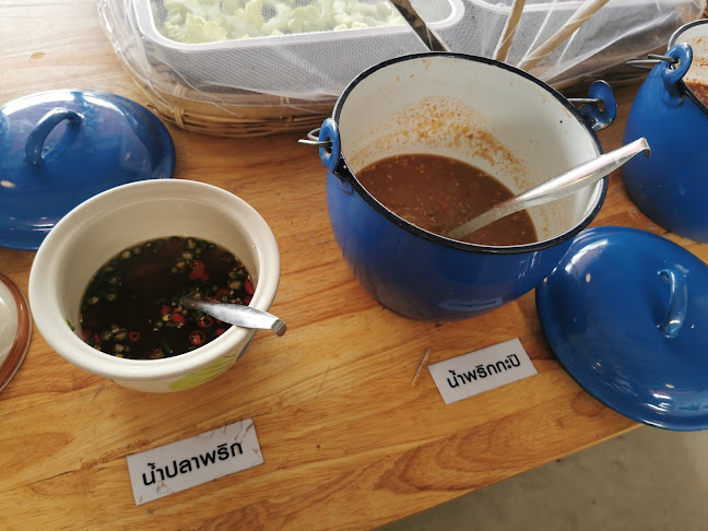 ข้าวหมูทอด ตั้งตัวฮะ - การบริการอาหารและที่พัก