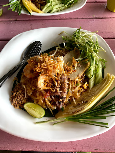 ร้านผัดไทยครัวแอบอร่อย - การบริการอาหารและที่พัก