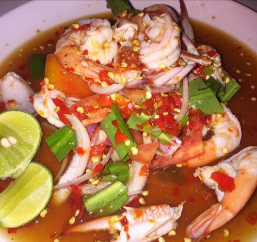 ยำรสเด็ดตลาดโต้รุ่งโสภณพัทยาใต้ - การบริการอาหารและที่พัก