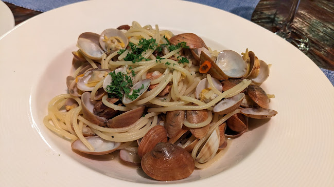 M&M's Pizzeria & Spaghetteria - การบริการอาหารและที่พัก