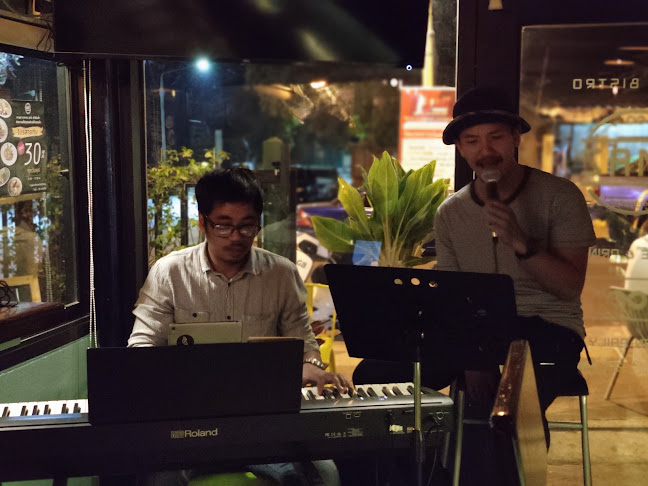 SMAZ Bistro สมาส บิสโทร - การบริการอาหารและที่พัก