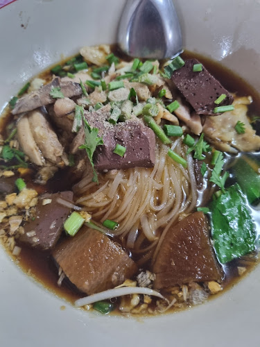 Opinii despre ข้าวมันไก่ ก๋วยเตี๋ยว​ไก่ ​พะเยารสเด็ด​ (สูตรไหหลำ) în อำเภอเมืองพะเยา - การบริการอาหารและที่พัก